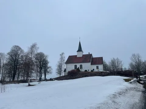 Seremonisted: Skoger gamle kirke.
