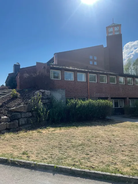 Seremonisted: Voksen kirke.